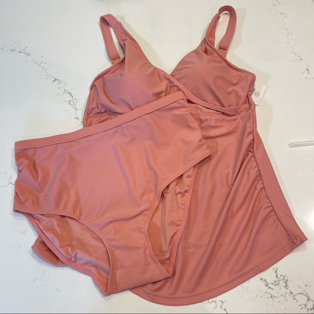 NWT Kindred Bravely
Crossover Nursing & Maternity
Tankini, size Large